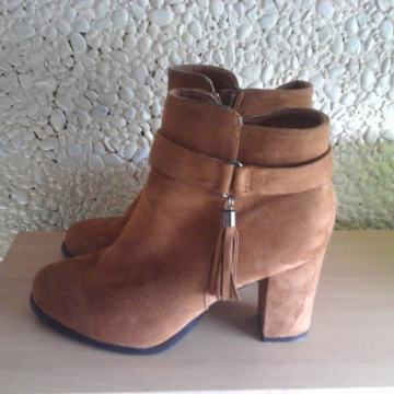 Karla br.38 kožne kvalitetne čizmice kao nove