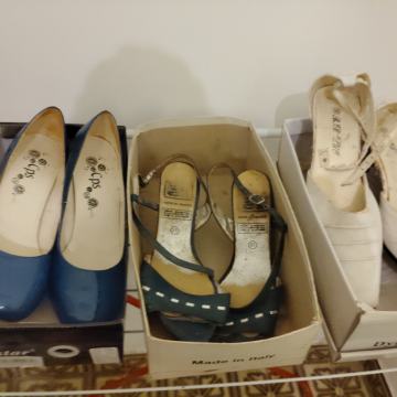 2 PLAVIH ŽENSKIH CIPELA+par BIJELIH CIPELA na štiklu +3 PARA GRATIS