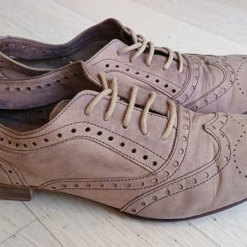 Kožne cipele boje bijele kave