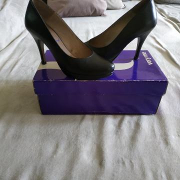 Kožne elegantne crne salonke kao nove