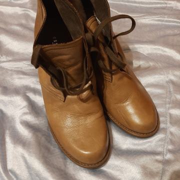 Nove kožne visoke cipele-gležnjače