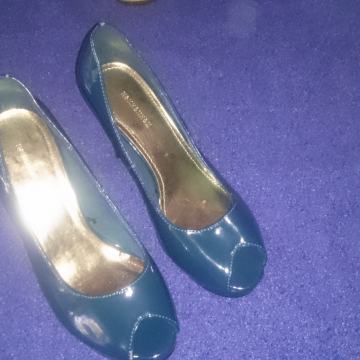 NOVE ŽENSKE LAKIRANE CIPELE 37 SALONKE OTVORENI PRSTI PETROLEJ PLAVE