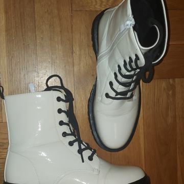 Bijele lakirane gležnjerice, 30€