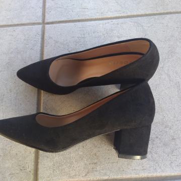 Nove, moderne crne cipele na širu petu, br. 37