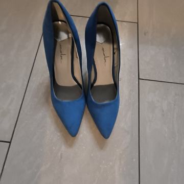 Plave cipele na petu nove