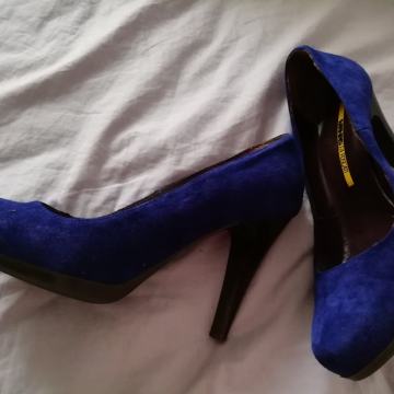 Plave štikle potpuno nove