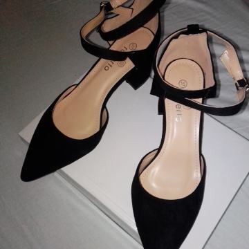 Nove moderne crne cipele, s remenčićima, br.37