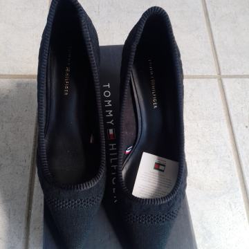 Potpuno nove "Tommy Hilfiger" štikle/salonke, kupljene u Chicagu, br37