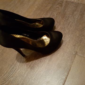 povoljno prodajem očuvane ženske štikle