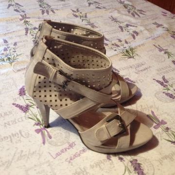 Prekrasne kožne štikle - sandale