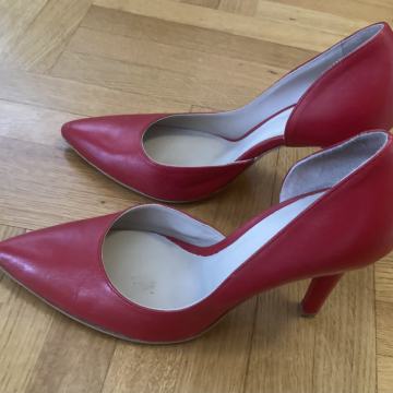 Prodajem crvene kozne cipele na petu br.39