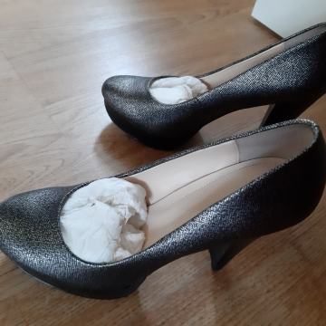 PRODAJEM ORIGINAL CALVIN KLEIN ŽENSKE CIPELE S PLATFORMOM BROJ 38.