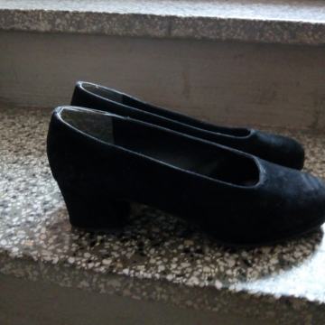 Prodajem velur ženske cipele