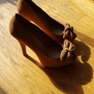 PRODAJEM ŠTIKLE ZARA VEL 40