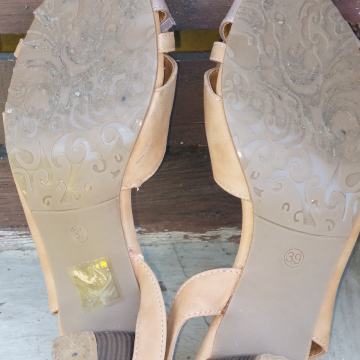 PRODAJEM ZENSKE CIPELE