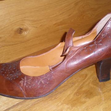 Prodajem ženske kožne cipele, veličina 41/42