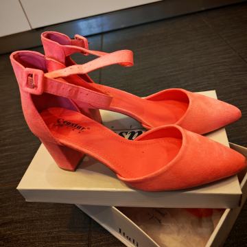 Roze i crvene štikle