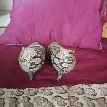 Salonke od kože kobre i komad kobrine kože