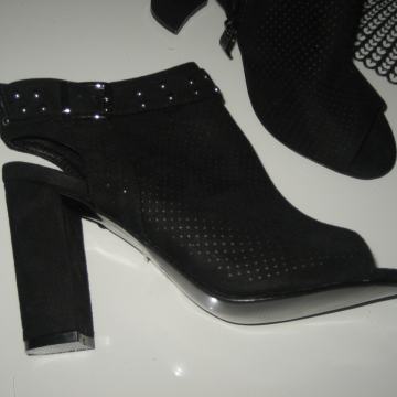 SANDALE - CIPELE BR. 37 - NOVO