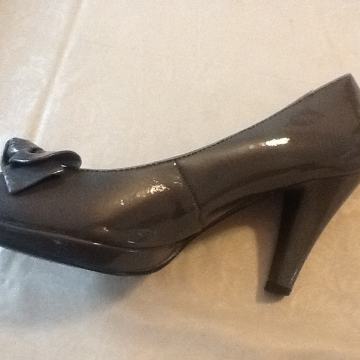 Sive lakirane štikle br 40