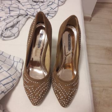 Smeđe stikle sa zlatnim nitnama