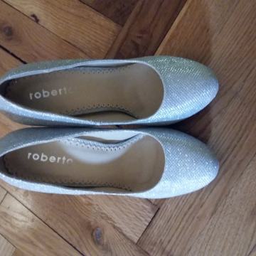 srebrne cipele na petu