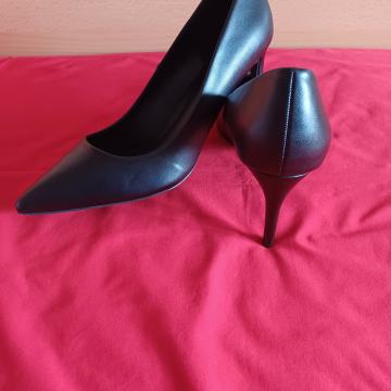 Štikle crne broj 45