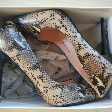 Štikle nove novcate