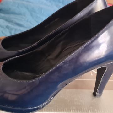 tamno plave kozne lakirane cipele na petu