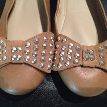 TOPSHOP  kožne  balerinke boje konjaka sa mašnom i  zakovicama novo