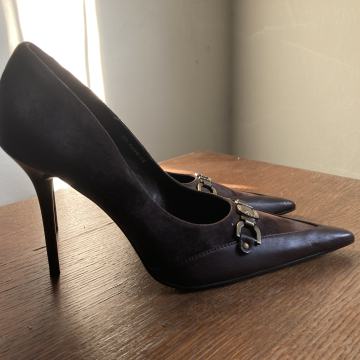 Ž. cipele na petu vel. 39 u crnoj i smeđoj boji