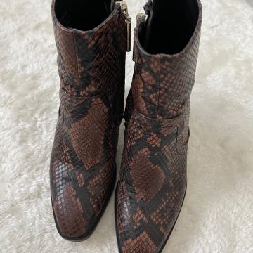 zara cipele gležnjače na petu 36