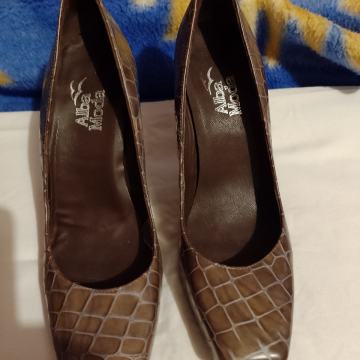 Zenske cipale . Broj 39