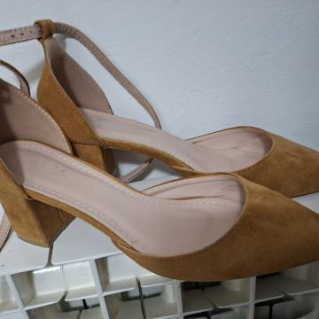 SMEĐE CIPELE BR.37 -  NOVO