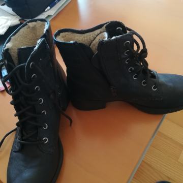 Zenske cipele br 36, malo nosene