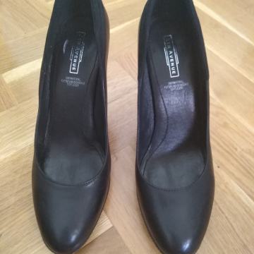 Ženske cipele broj 39 ali po veličini su 38