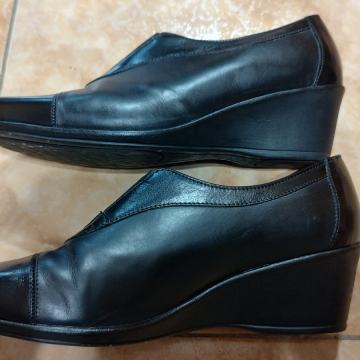 ŽENSKE CIPELE KOŽNE CRNE BR. 40