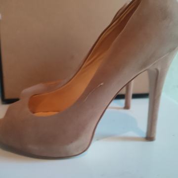 Zenske cipele na petu