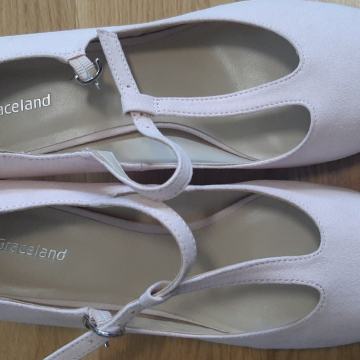 Ženske cipele s potpeticom