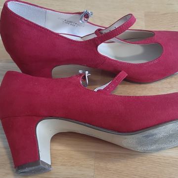 Ženske cipele s potpeticom