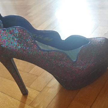 Ženske cipele sa sjajem