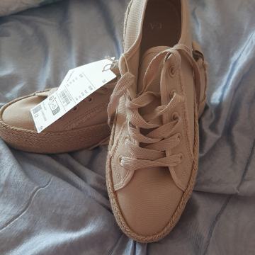 Nove ženske cipele  - tenisice