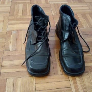 Ženske crne kožne visoke cipele