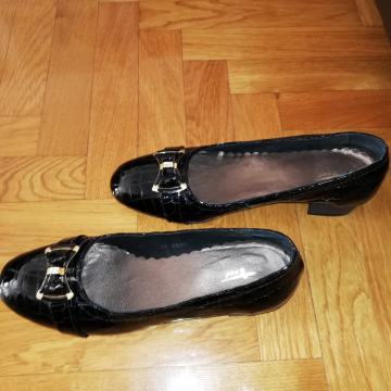 Ženske crne lakirane cipele Novo