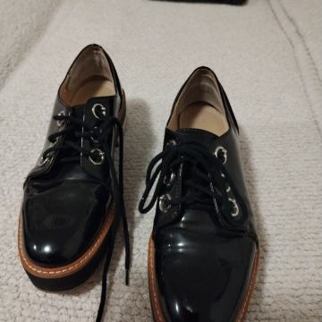 Ženske lakirane cipele na žnjiranje