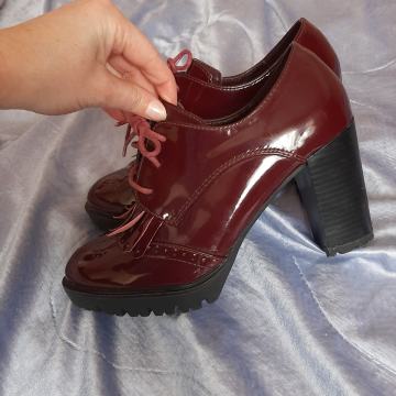 Ženske oksfordice na petu