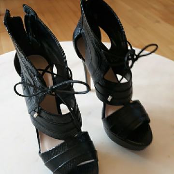 ŽENSKE ŠTIKLE GUESS