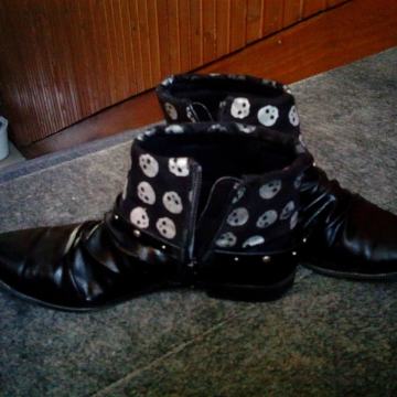 Zenske visoke cipele broj 36