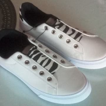 SPORTSKE RAVNE CIPELE BR. 37 - NOVO