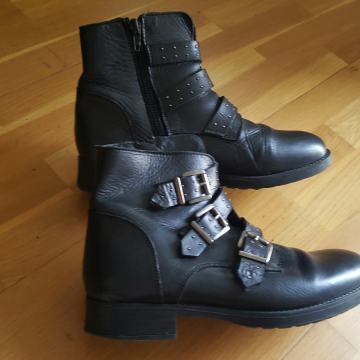 ANDRE kozne cizme br 39